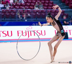 f hoop yerekesheva akmaral kaz sfe07730 copia simone ferraro ph